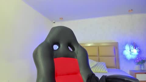 Snapshot of larsonmia chatting on 10-01-25, 12:22 MIA online show from 10-01-25, 12:22