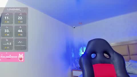 Snapshot of larsonmia chatting on 10-07-25, 12:13 MIA online show from 10-07-25, 12:13