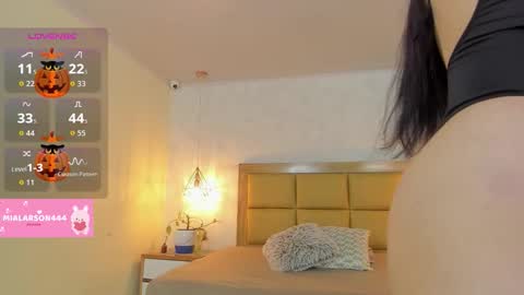 Snapshot of larsonmia chatting on 10-22-25, 12:16 MIA online show from 10-22-25, 12:16