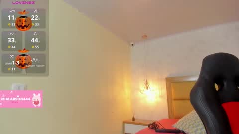 Snapshot of larsonmia chatting on 10-23-25, 12:15 MIA online show from 10-23-25, 12:15