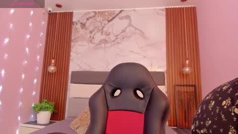 Snapshot of larsonmia chatting on 11-21-25, 12:15 MIA online show from 11-21-25, 12:15