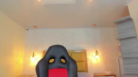 Snapshot of larsonmia chatting on 11-25-25, 12:16 MIA online show from 11-25-25, 12:16