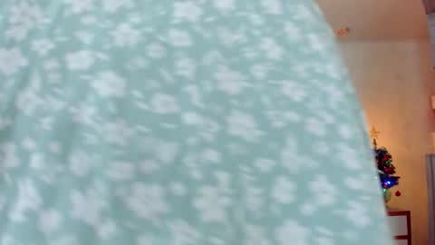 Snapshot of larsonmia chatting on 12-02-25, 12:21 MIA online show from 12-02-25, 12:21