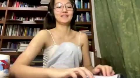 Snapshot of lasonyaarango chatting on 12-16-25, 04:23 Aiko online show from 12-16-25, 04:23