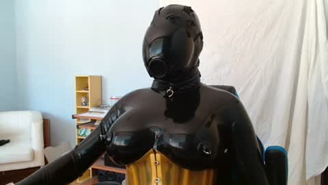 Snapshot of latex_doll_iris chatting on 06-16-26, 07:33 Latex Doll Iris online show from 06-16-26, 07:33