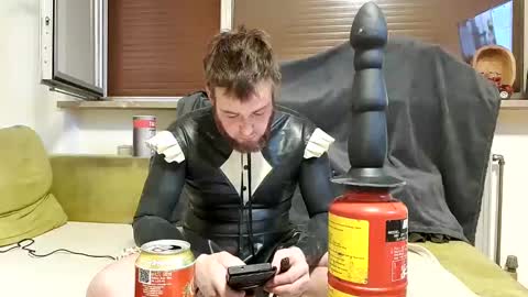 Snapshot of latexmaid69 chatting on 02-06-25, 10:32 Latexmaid69 online show from 02-06-25, 10:32