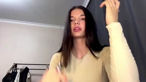 Sophie online show from 06-17-26, 03:24