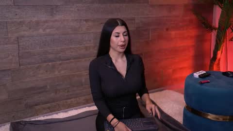 Snapshot of latinaloco chatting on 11-21-25, 06:50 Latina online show from 11-21-25, 06:50