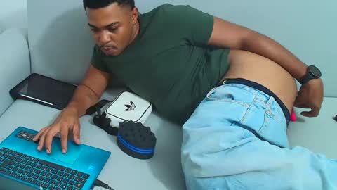 Snapshot of latinbbc_00 chatting on 09-14-25, 06:12 latinbbc_00 online show from 09-14-25, 06:12