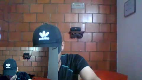 Snapshot of latinmansmoking chatting on 09-25-25, 03:43 latinmansmoking online show from 09-25-25, 03:43