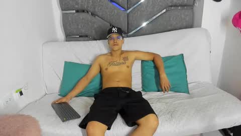 Snapshot of latinos_couples chatting on 01-07-26, 12:46 James and Sara online show from 01-07-26, 12:46