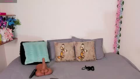 Snapshot of laura1__ chatting on 05-04-26, 11:23 laura1__ online show from 05-04-26, 11:23