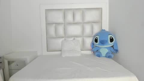 laura__js_ online show from 11-04-25, 04:11