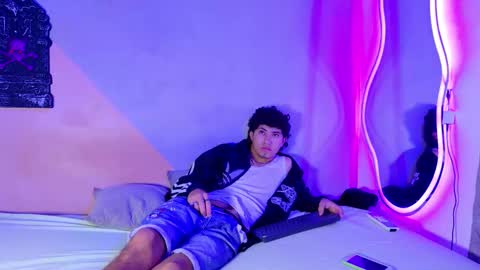 Snapshot of laura_and_kevin chatting on 10-04-25, 01:53 laura_and_kevin online show from 10-04-25, 01:53