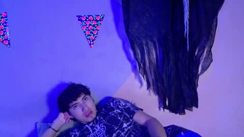 Snapshot of laura_and_kevin chatting on 10-11-25, 02:15 laura_and_kevin online show from 10-11-25, 02:15