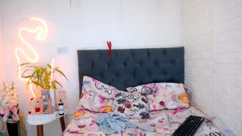 LAURA online show from 04-10-26, 03:28