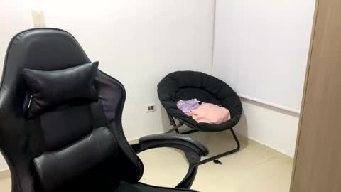 Snapshot of laura_d23 chatting on 10-29-25, 10:33 laura online show from 10-29-25, 10:33