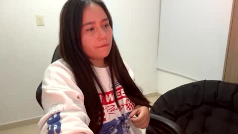 Snapshot of laura_d23 chatting on 11-19-25, 12:32 laura online show from 11-19-25, 12:32