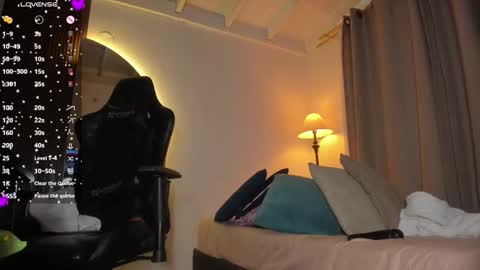 Snapshot of laura_hills18 chatting on 10-30-25, 12:28 Lura online show from 10-30-25, 12:28