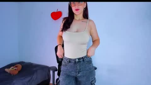 LauraIvy online show from 06-19-26, 01:15