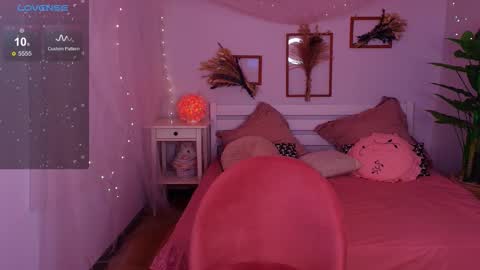 Snapshot of laura_palmerrrr chatting on 11-21-25, 02:43 Miss Laura online show from 11-21-25, 02:43