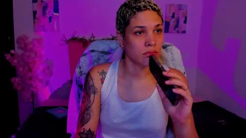 Snapshot of laura_r23 chatting on 10-25-25, 07:30 Laura Rose online show from 10-25-25, 07:30