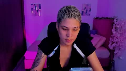 Snapshot of laura_r23 chatting on 10-27-25, 08:46 Laura Rose online show from 10-27-25, 08:46