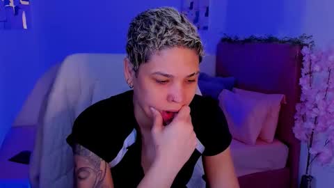 Snapshot of laura_r23 chatting on 10-28-25, 03:14 Laura Rose online show from 10-28-25, 03:14