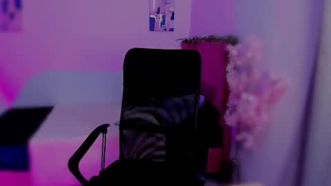 Snapshot of laura_r23 chatting on 11-15-25, 06:48 Laura Rose online show from 11-15-25, 06:48