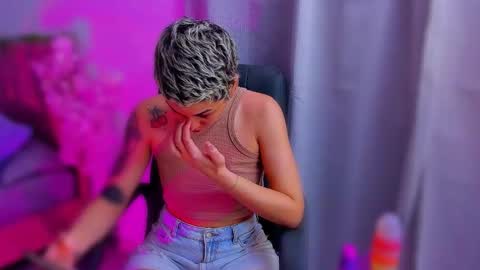 Snapshot of laura_r23 chatting on 11-20-25, 03:39 Laura Rose online show from 11-20-25, 03:39