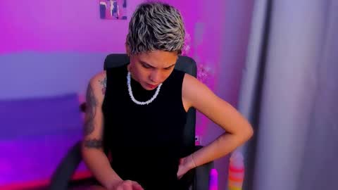 Snapshot of laura_r23 chatting on 11-22-25, 04:44 Laura Rose online show from 11-22-25, 04:44