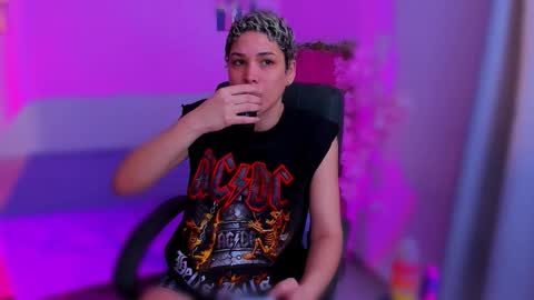 Snapshot of laura_r23 chatting on 11-22-25, 06:07 Laura Rose online show from 11-22-25, 06:07