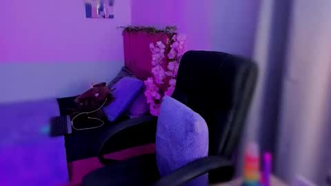 Snapshot of laura_r23 chatting on 11-24-25, 10:53 Laura Rose online show from 11-24-25, 10:53