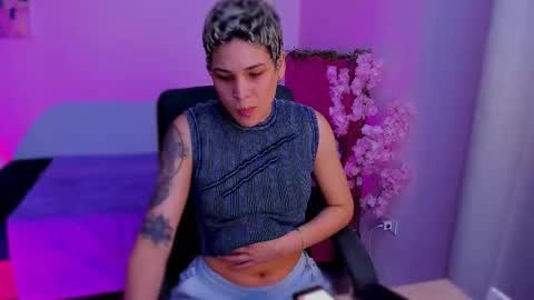 Snapshot of laura_r23 chatting on 11-25-25, 08:20 Laura Rose online show from 11-25-25, 08:20