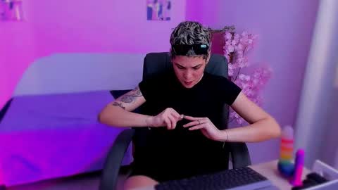 Snapshot of laura_r23 chatting on 11-28-25, 05:15 Laura Rose online show from 11-28-25, 05:15