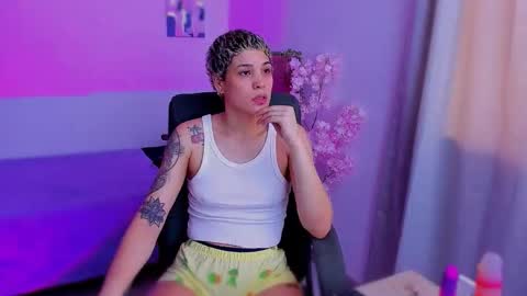 Snapshot of laura_r23 chatting on 12-01-25, 05:40 Laura Rose online show from 12-01-25, 05:40