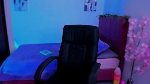 Snapshot of laura_r23 chatting on 12-04-25, 01:26 Laura Rose online show from 12-04-25, 01:26