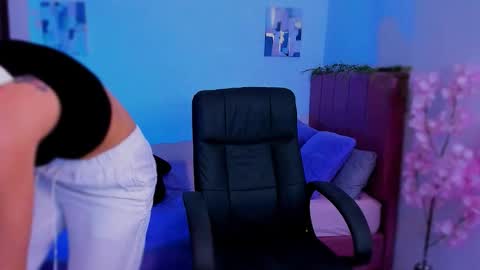 Snapshot of laura_r23 chatting on 12-05-25, 01:47 Laura Rose online show from 12-05-25, 01:47