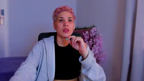 Snapshot of laura_r23 chatting on 12-14-25, 06:45 Laura Rose online show from 12-14-25, 06:45