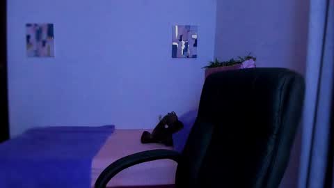 Snapshot of laura_r23 chatting on 12-15-25, 06:50 Laura Rose online show from 12-15-25, 06:50