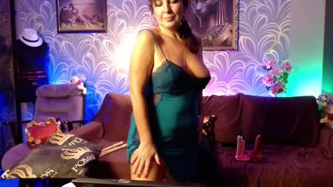 Snapshot of laurabenz chatting on 12-15-24, 06:59 Laura online show from 12-15-24, 06:59