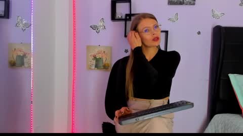 Laura Blue online show from 01-22-25, 02:15