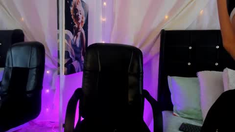 Laura Blue online show from 10-20-25, 09:48