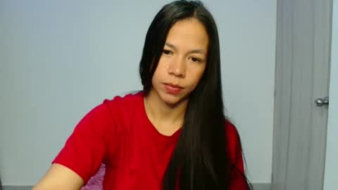 lauracb          online show from 04-28-26, 02:33