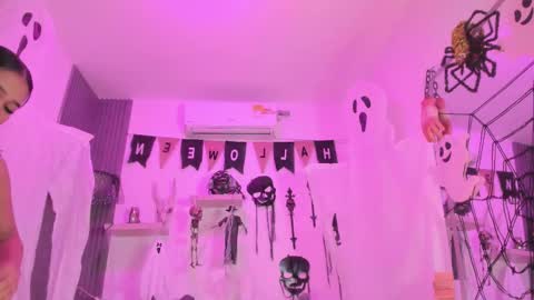 Snapshot of laurah_hill chatting on 10-21-25, 12:06 Lau online show from 10-21-25, 12:06