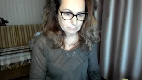 Lauraoven1 online show from 12-17-25, 07:25