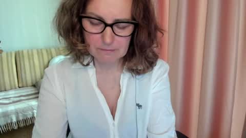 Lauraoven1 online show from 05-17-26, 07:39