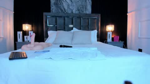 Lauren Weels online show from 04-21-26, 08:12