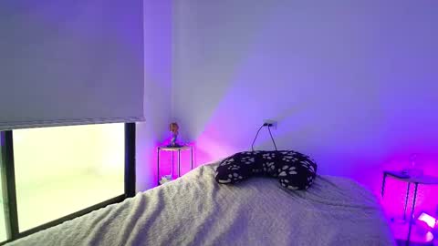 Snapshot of lauren_gil_ chatting on 10-24-25, 12:01    1      online show from 10-24-25, 12:01