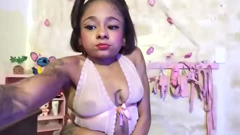 Snapshot of lauren_hills7069 chatting on 01-19-25, 03:50 Lauren online show from 01-19-25, 03:50